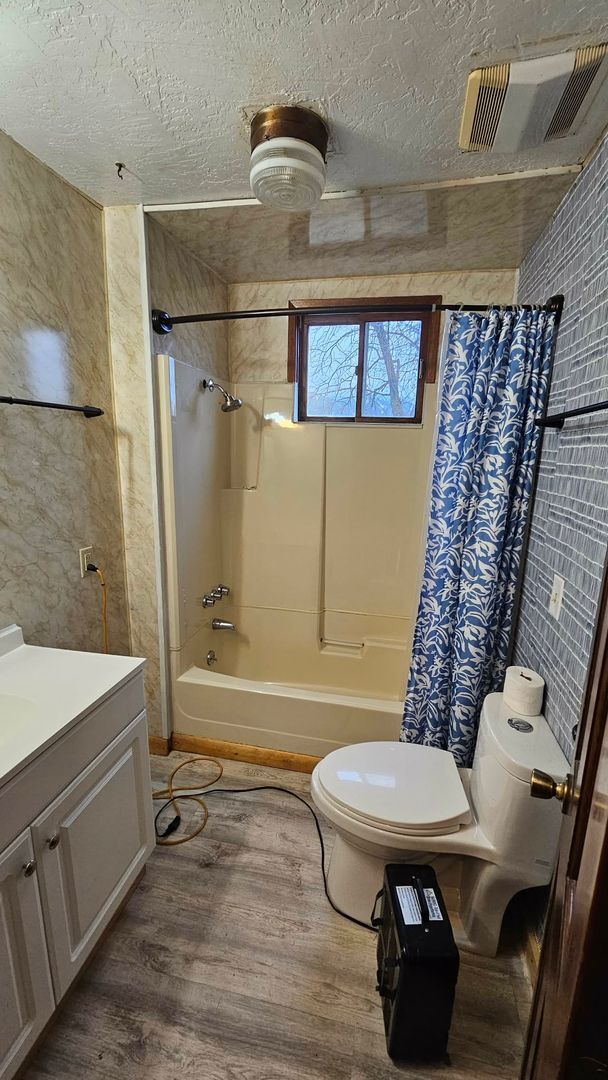 Building Photo - Farm House in Arlee