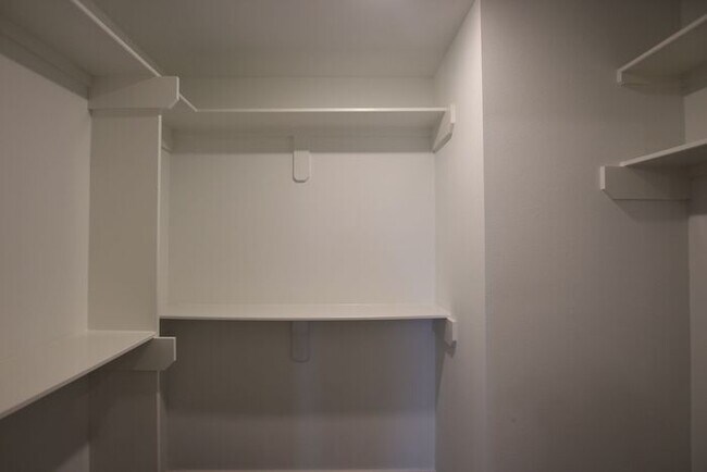 Building Photo - Beautiful 3 Bedroom 2 Bathroom Townhouse i...