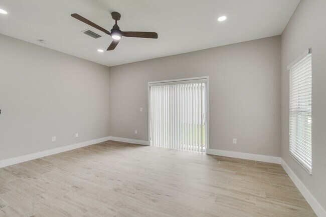 Building Photo - 1388 NW Charlie Green Dr