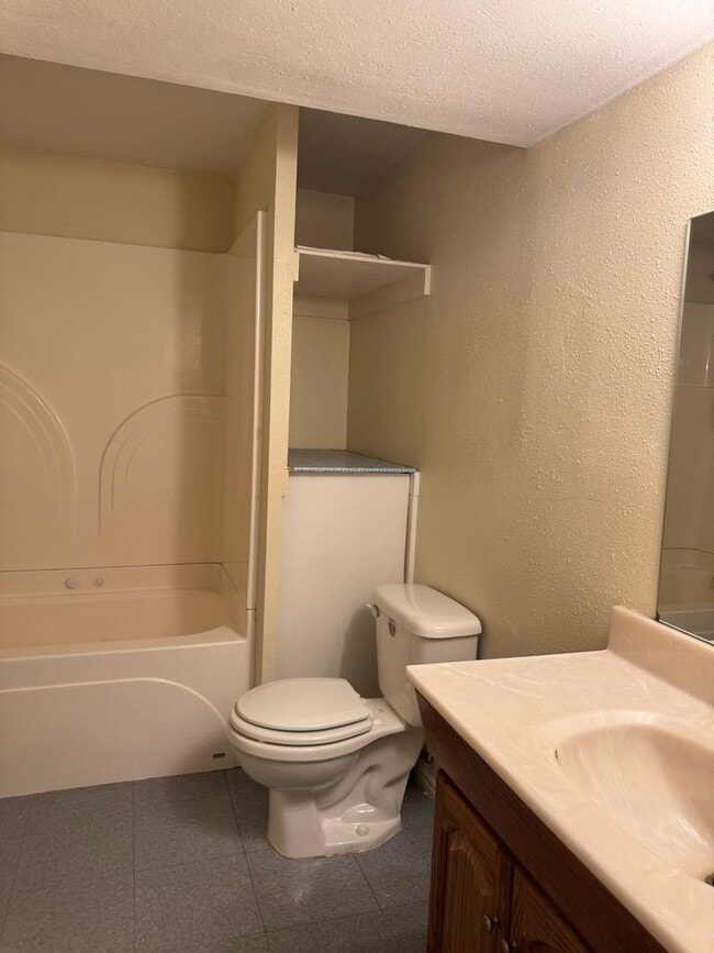 Building Photo - For Rent – Spacious 4 Bed, 3 Bath Home