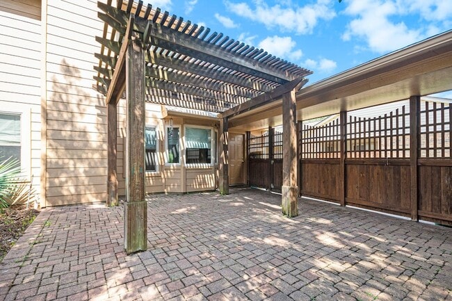 Building Photo - 302 Lochnell Dr