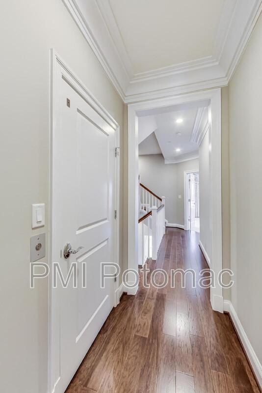 Building Photo - 10821 Symphony Park Dr