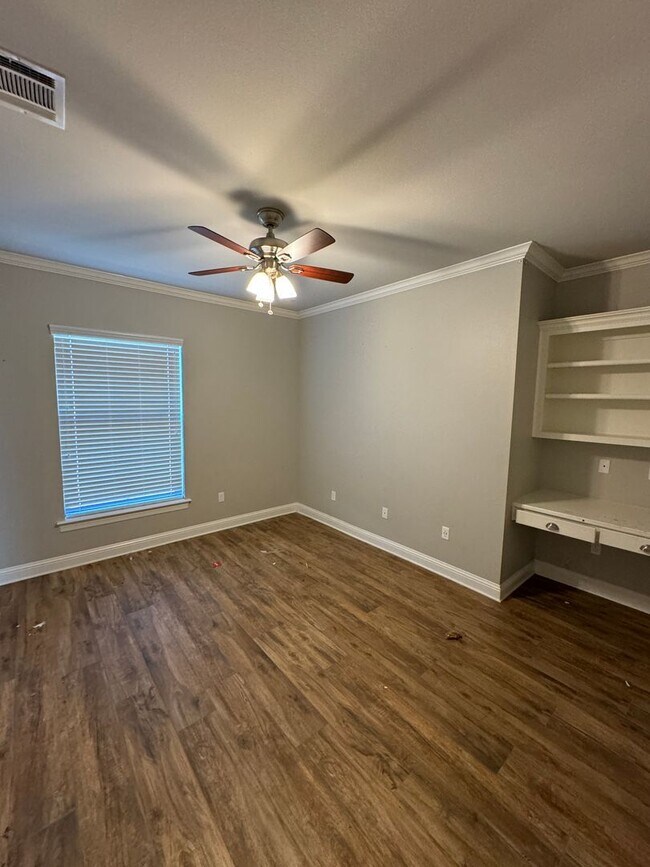 Building Photo - Gated Community close to Barksdale Air Force Base...