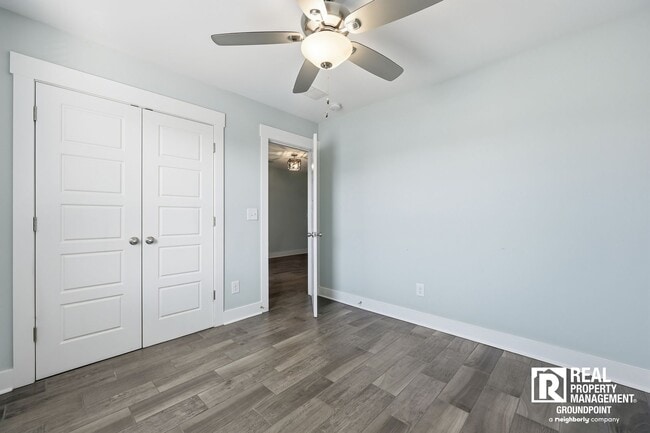 Building Photo - Oversized Kitchen + Near Park Circle Location | 2BR Townhome