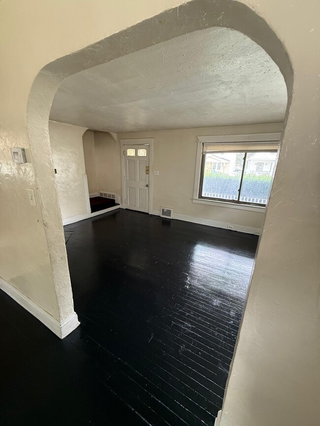 Building Photo - 1485 E 172