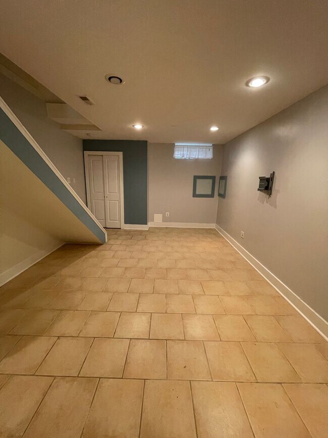 Building Photo - Modern  Bi-Level 1st Fl. 2 Bed, 2 Bath Nor...