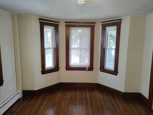 Building Photo - 143 Chestnut St