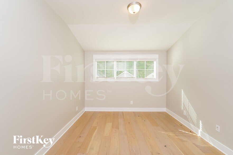 Building Photo - 1320 Shades Terrace