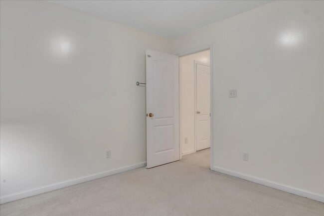 Building Photo - MOVE IN READY