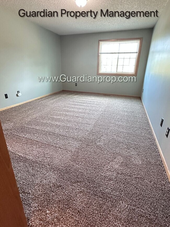 Building Photo - Apple Valley 2 Bedroom Town Home, Patio, Fireplace, 1 Car Garage, AC, New Carpet