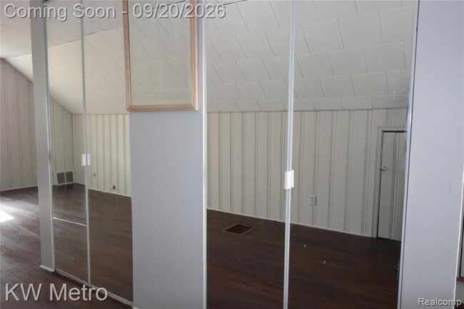 Building Photo - 626 E Twelve Mile Rd