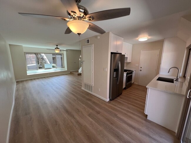 Building Photo - Gorgeous, Updated Todd Ranch Townhome