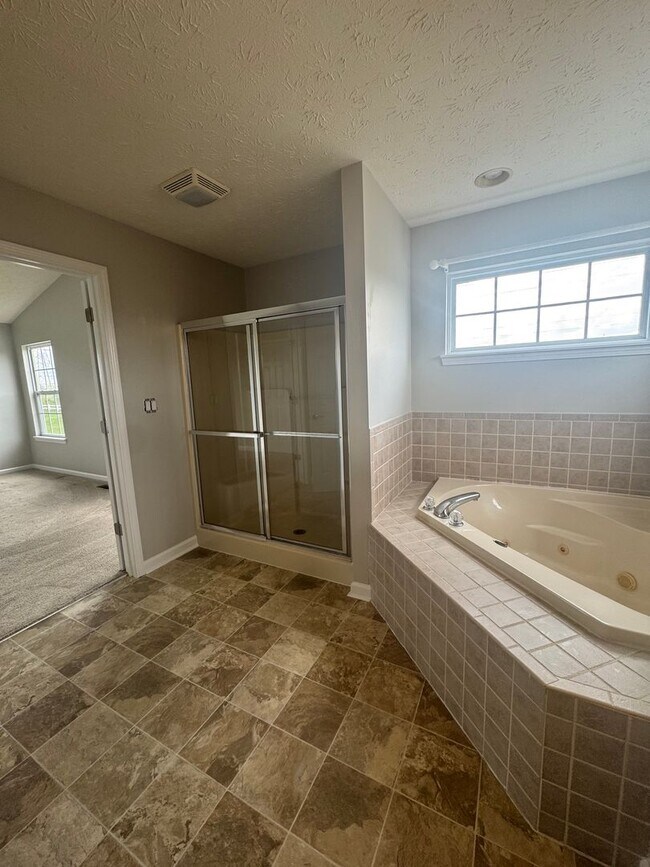 Building Photo - Three Bedroom Home with Fenced in Yard!