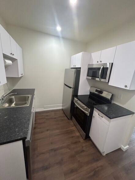 Full Kitchen View - 905 W Susquehanna Ave