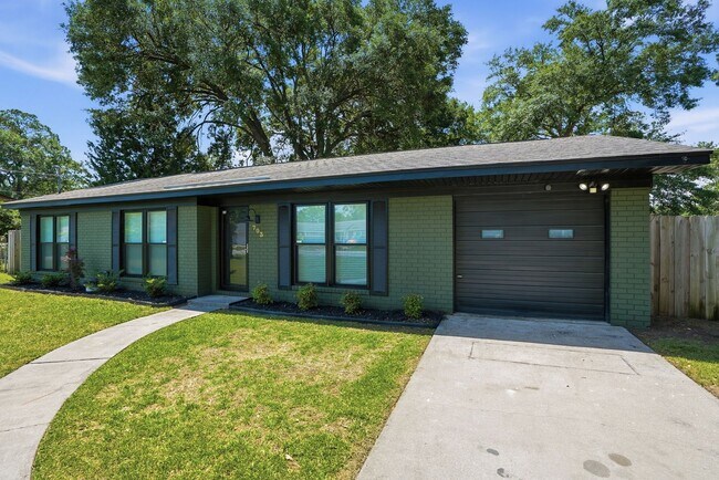 Building Photo - 703 Pineview Ct