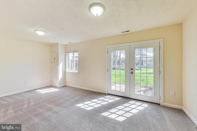 Building Photo - 906 West Side Dr