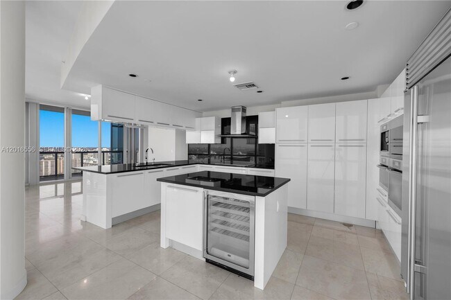 Building Photo - 17121 Collins Ave