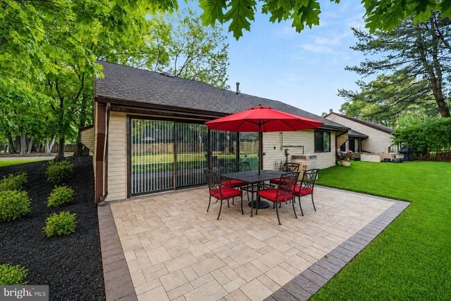 Building Photo - 16 E Bluebell Ln