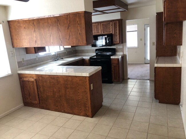 Building Photo - 4 Bedroom 2 Bath House for Rent