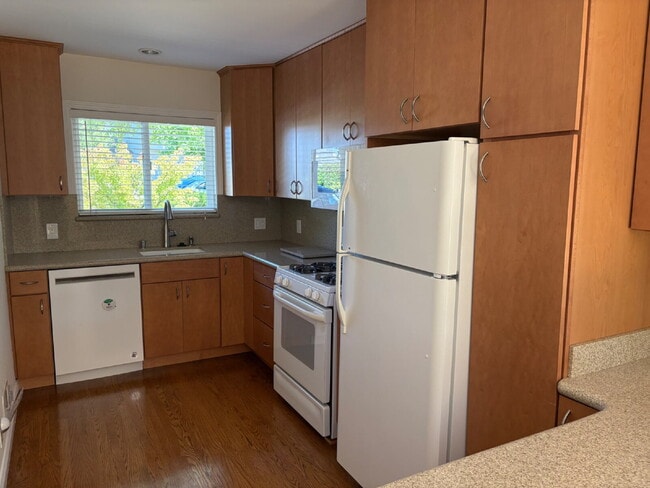 Building Photo - Coming Oct. 1, 2026 - Charming 3 bed, 2 bath with office on San Carlos Border