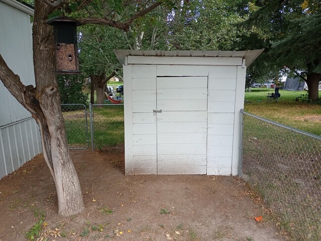 Building Photo - 202 Holly St