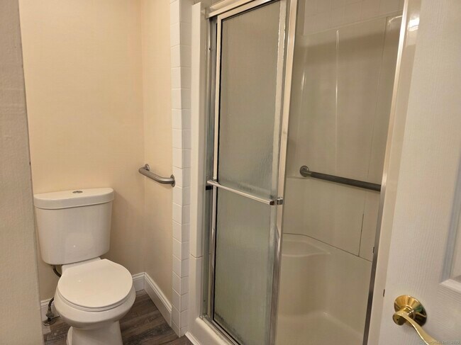 Building Photo - 552 Shennecossett Rd