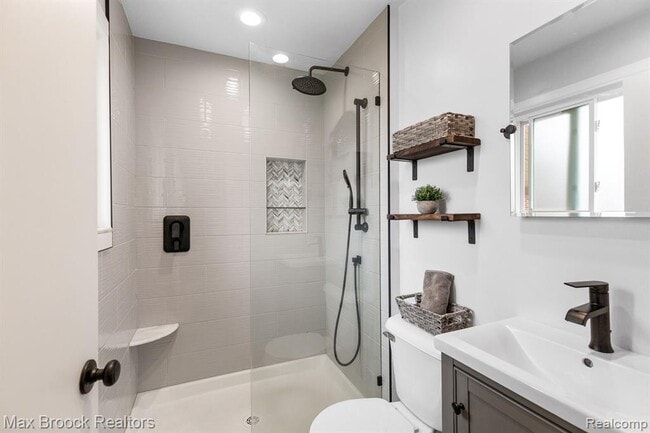 Building Photo - 3818 Edgeland Ave