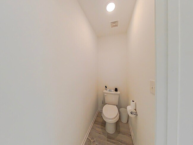 Building Photo - 2305 Sheridan Dr