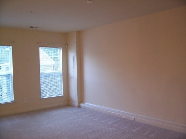 Building Photo - 3 Level Townhome Located in Piney Orchard ...