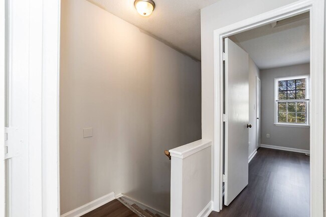 Building Photo - Two Bedroom Home!