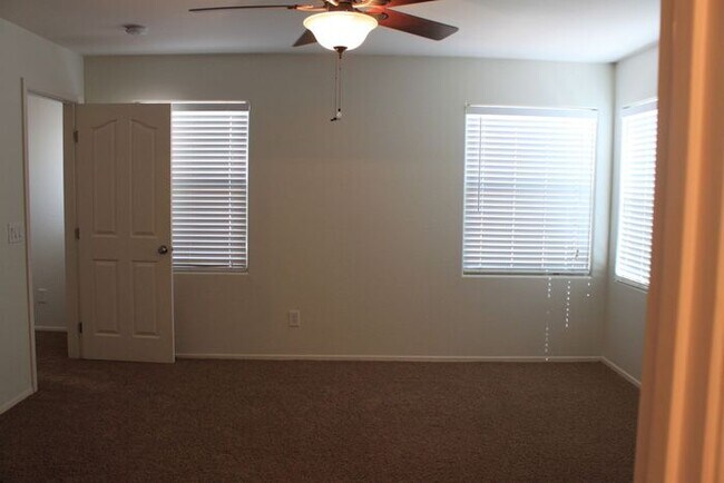 Building Photo - Beautiful 4 Bedroom in Lyons Gate!