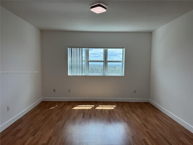 Building Photo - 15051 Royal Oaks Ln