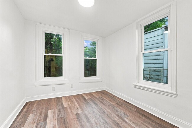 Building Photo - 2411 W Oakdale St