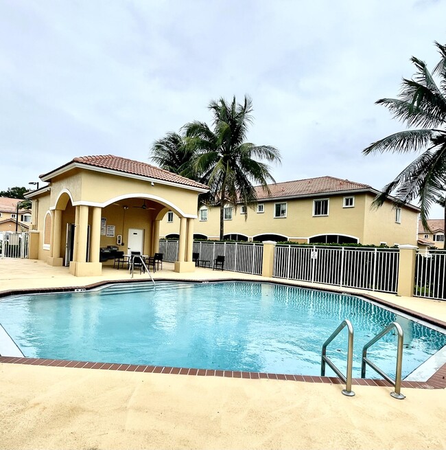 Building Photo - 521 Princess Dr