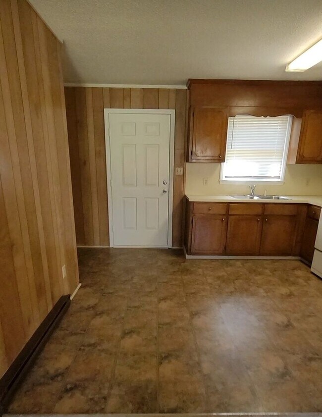 Building Photo - Available July 1st! 2 BR on Elmhurst!