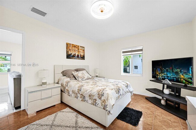 Building Photo - 6840 SW 26th Ct