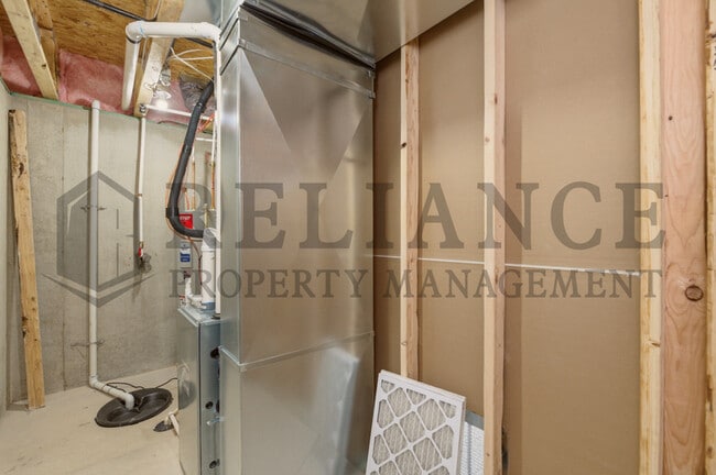 Building Photo - 5240 N Pinecrest Ct