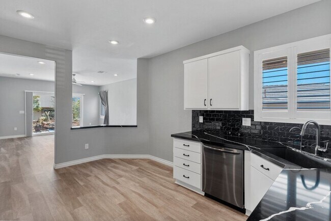 Building Photo - Beautifully upgraded 2Bed 2Bath in Solera Anthem 55+