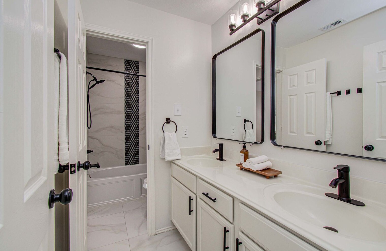 Building Photo - 7207 Crescent Mills Dr