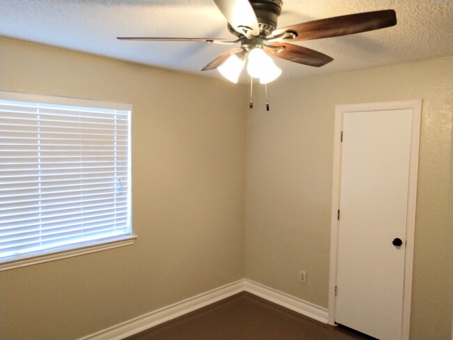 Building Photo - $1495 – 2 Bed / 1 Bath Condominium in cent...