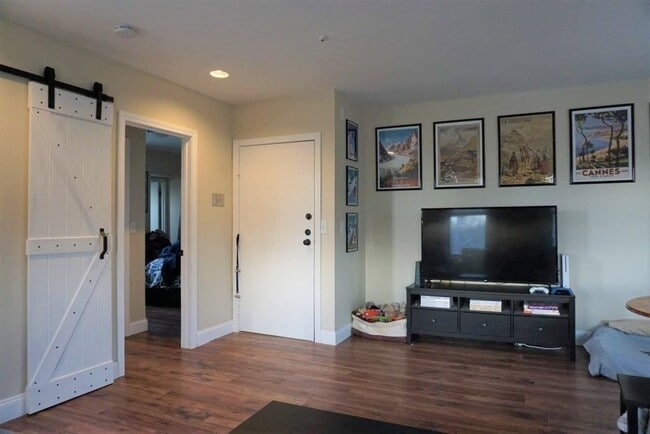 Building Photo - 2 Cypress Rd