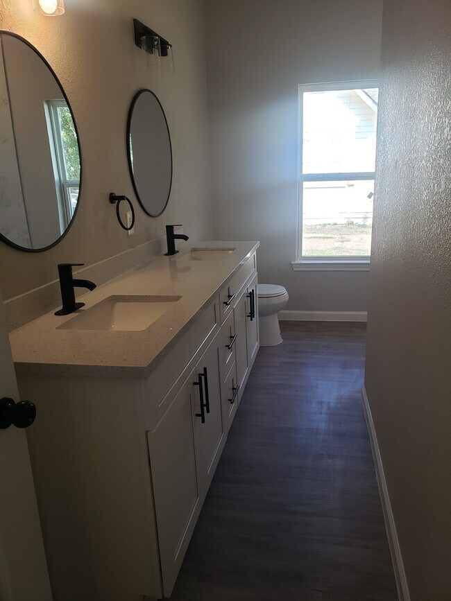 Building Photo - 936 W Austin St