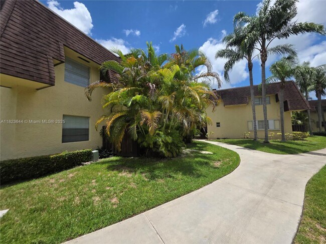 Building Photo - 13716 SW 90th Ave