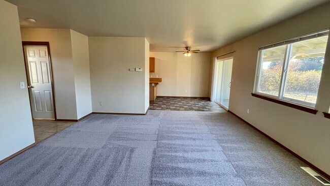 Building Photo - 725-727-727 Crystal Springs St NW