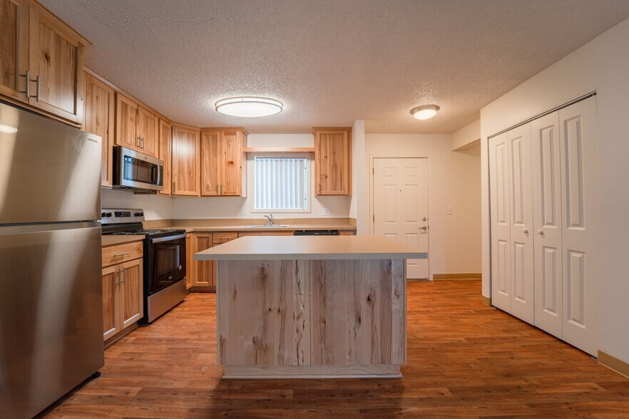 Building Photo - 8585 SW Canyon Ln
