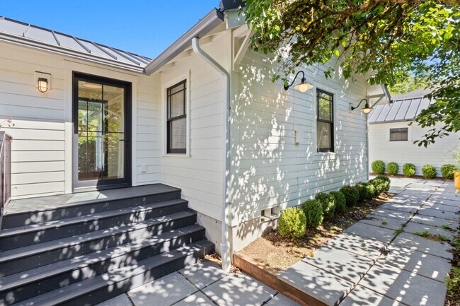 Building Photo - 2Bd/1Ba Seattle Duplex