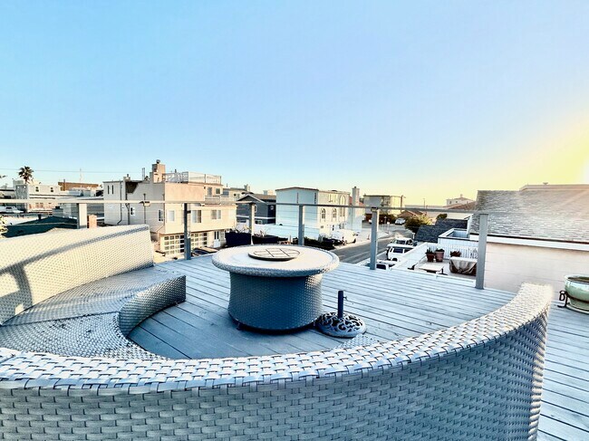 Roof deck with fire pit and ocean view - 121 Hollywood Ave