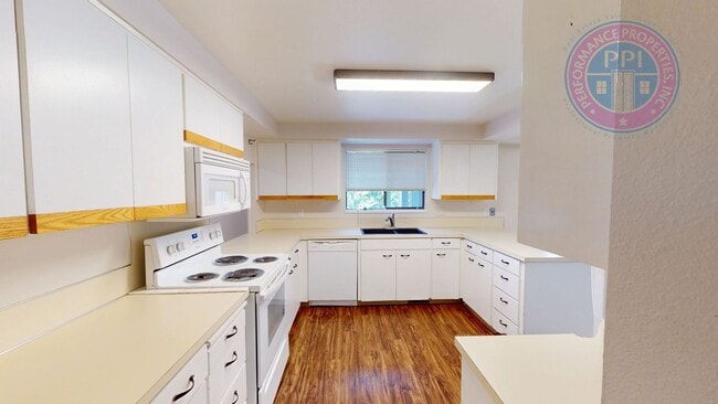 Building Photo - Prime West Linn Location - Walkable to Hig...