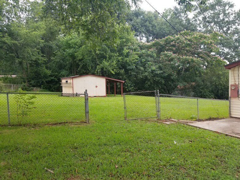 Storage shed in fenced back yard - 5530 18th St E