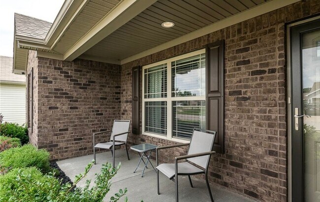 Building Photo - 3BR/2BA Home with Two Car Garage, Fenced B...